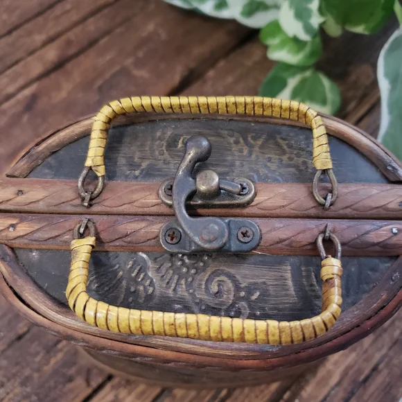 Vintage Floral Embossed Handbag Box - Picture 8 of 12